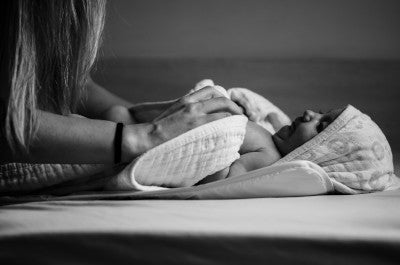 Swaddled Baby photo by Flávia Gava (https://unsplash.com/es/@flaviagava?utm_source=unsplash&utm_medium=referral&utm_content=creditCopyText)